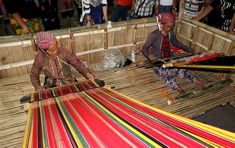 Fashion in traditional weaves .